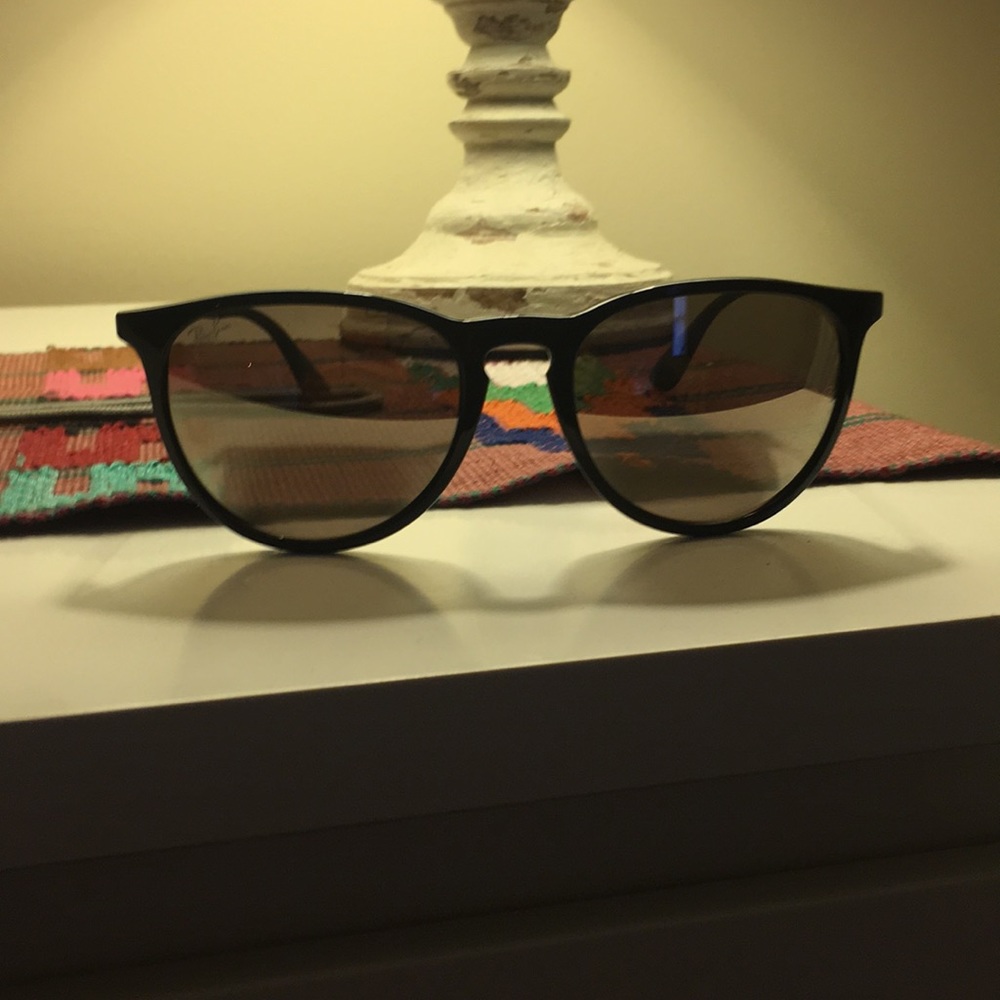 Never worn ray bans! Case included!